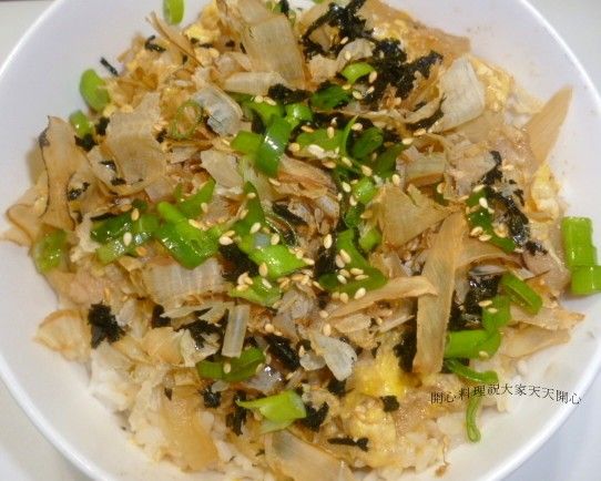 最後灑上蔥花和芝麻就完成囉^^