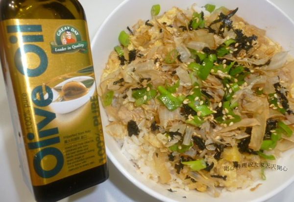 得意的一天義大利橄欖油只選用義大利「安布利亞（Umbria」產區頂級品種橄欖，產量稀少，講究品質，而且是100%從義大利整瓶原裝進口，完整保留地中海最新鮮的滋味，從今以後，在台灣也可以享受義大利人沐浴人生的享受。得意的一天選擇在橄欖最新鮮的時候，以人工方式一顆一顆細心摘下，24小時內立刻低溫壓榨，再放到5℃的恆溫地窖中，保留橄欖的美味及營養精華，這就是得意的一天橄欖油「一度鮮，一度眠」的秘訣。