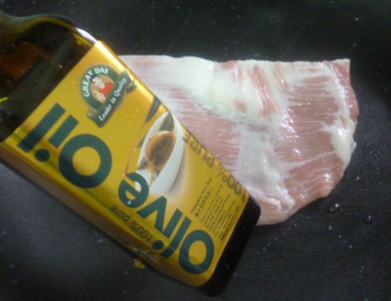 松阪豬灑少許鹽和黑胡椒,放入干鍋中