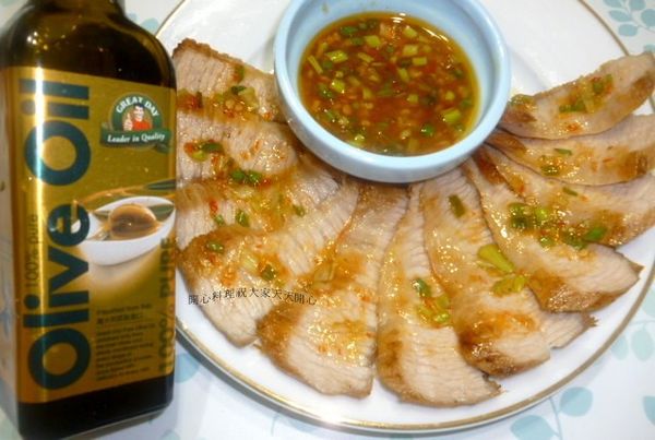 得意的一天義大利橄欖油只選用義大利「安布利亞（Umbria」產區頂級品種橄欖，產量稀少，講究品質，而且是100%從義大利整瓶原裝進口，完整保留地中海最新鮮的滋味，從今以後，在台灣也可以享受義大利人沐浴人生的享受。得意的一天選擇在橄欖最新鮮的時候，以人工方式一顆一顆細心摘下，24小時內立刻低溫壓榨，再放到5℃的恆溫地窖中，保留橄欖的美味及營養精華，這就是得意的一天橄欖油「一度鮮，一度眠」的秘訣。