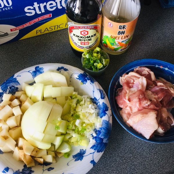 🐥食材：
好市多去骨雞腿排1包切塊
馬鈴薯1顆切丁
洋蔥1顆切丁
紅蘿蔔適量切丁
蔥1支切蔥段
醬油1.2鏟匙
味霖0.8 鏟匙
水適量