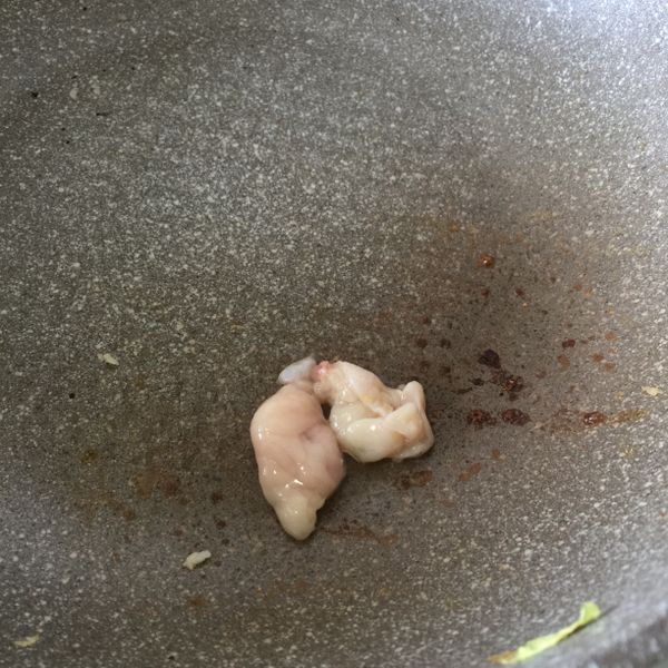 用雞腿排剪下的肥肉逼油爆香就不用在另外加油了🐔