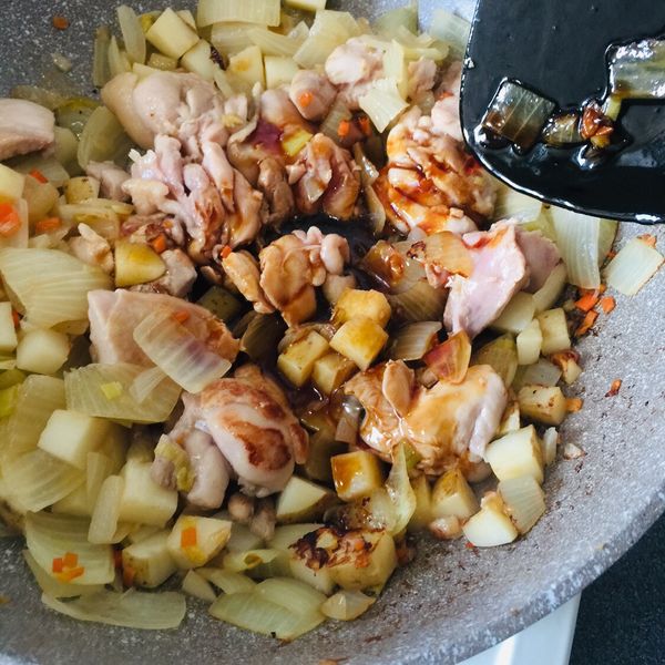 雞腿排表面上色恰恰後，加入醬油/味霖。