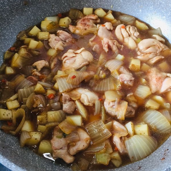 拌炒後加水淹至八分滿，蓋鍋蓋中小火悶熬煮至湯汁濃稠即可上桌。