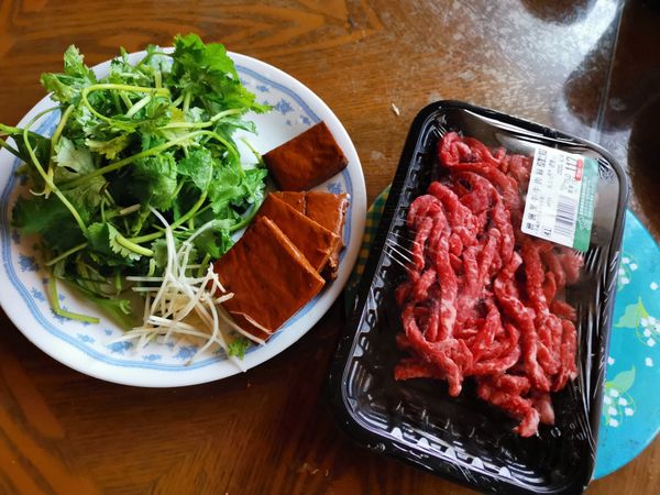 1）牛肉絲+醃肉料~置10分鐘待入味
2）熱油鍋~薑絲+豆干絲+牛肉絲~拌炒
3）加入芫荽+鹽~拌炒
4）起鍋~裝盤淋上香油
