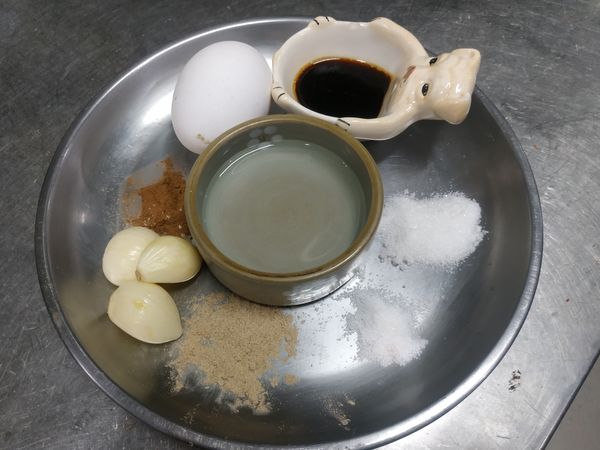 醃料準備好攪拌均勻再倒入雞胸肉抓醃