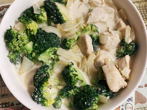 準備材料：
290ml低脂鮮奶
花椰菜🥦半顆
雞胸肉兩塊
洋蔥半顆
少許鹽、胡椒粉

做法：
熱鍋加油-先把雞胸肉炒微焦-放入洋蔥翻炒一下-放入花椰菜🥦炒一下-倒入鮮奶-蓋鍋悶兩分鐘-加入少許鹽🧂胡椒粉完成✅

這是一人份食譜！但其實份量很多可以兩人吃😊