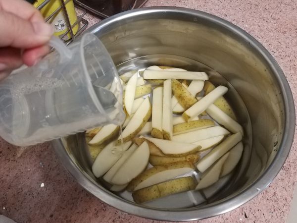 馬鈴薯泡置水裡，另外，再倒入40ml白醋，泡30分鐘