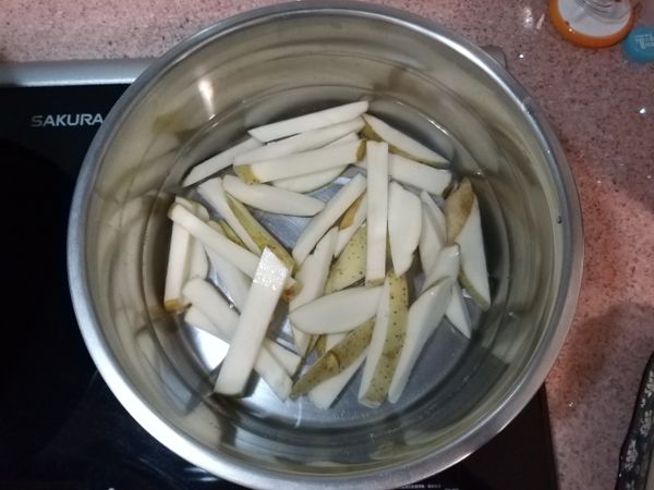 取一鍋冷水，將薯條放入，開火煮到水滾（不定時攪拌）