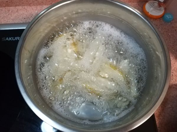 水滾，倒數計時5分鐘（不定時攪拌）