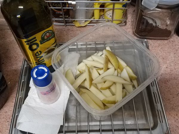 用廚房紙巾再擦乾

取一個蓋容器或塑膠袋，倒入適量的油和鹽巴

將馬鈴薯放入容器裡與調味料拌勻