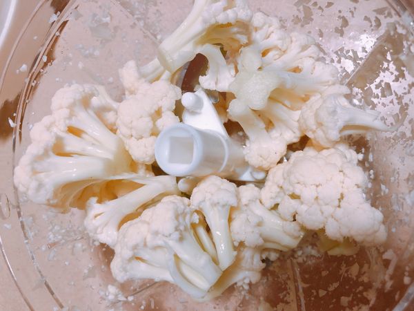 將白花菜切割，花、根分開，分別用一拉轉切成小塊狀（根的部分較硬，需要拉轉較多次）