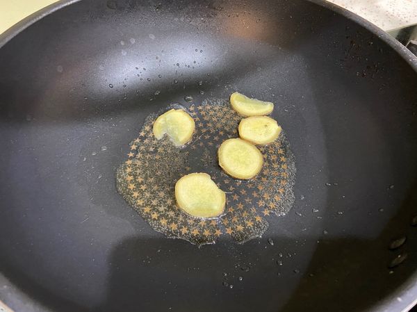 鍋內熱後放入麻油跟薑片，讓薑片有香氣出來