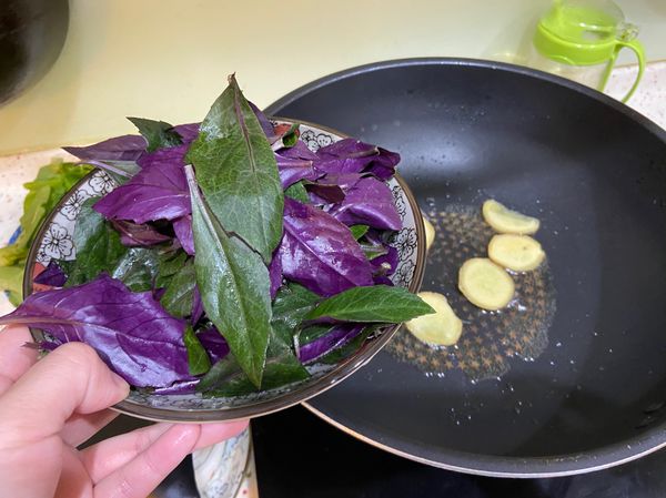 再放入洗好的紅菜，個人比較喜歡留下葉子吃起來比較順口，放入鍋內開始拌炒半川燙的方式。