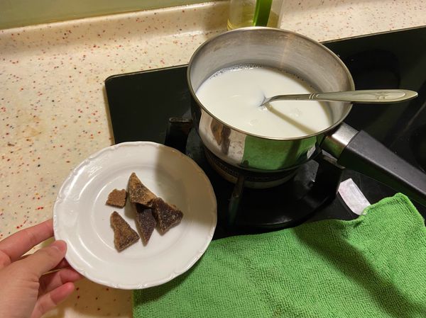 將牛奶倒入鍋中 都是以小火煮狀態邊攪拌邊放入黑糖 ，黑糖建議分次慢慢放入，切記不要讓牛奶煮到滾喔！