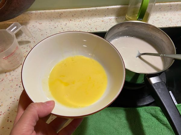黑糖牛奶煮好後，加入過篩好的雞蛋，攪拌均勻。