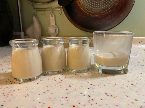 倒入剛剛用好的黑糖牛奶布丁