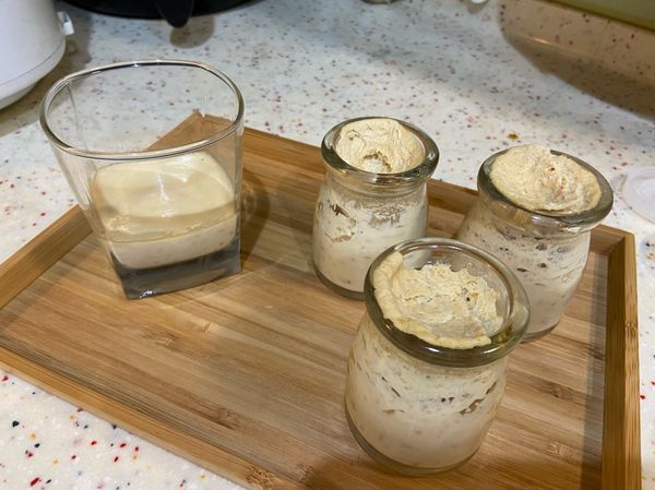 使用電鍋蒸蒸
八分滿的水蒸，大約露出小泡泡在放入電鍋，左邊成功，右邊失敗！
失敗原因單純是我在使用鋁箔紙包袱時，沒有包袱完整所以布丁在蒸的過程中露出來了。