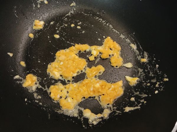 鹹蛋區分蛋黃和蛋白，油鍋熱後
加入蒜末跟蛋黃一起炒香