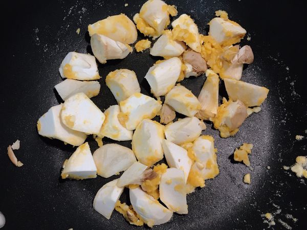 再加入杏鮑菇拌炒