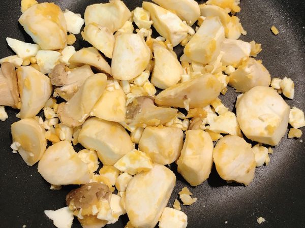 直到杏鮑菇裹上蛋黃後，再加入蛋白拌炒