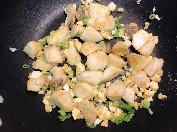 灑上蔥花拌一下就完成了