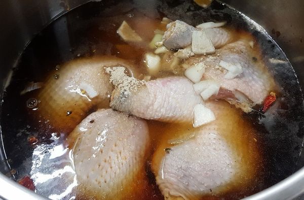 將雞腿處理乾淨, 放入鋪有蔥段, 薑片的滷鍋內, 放入雞腿及滷包, 加入調味料及水蓋過食材,小火去慢慢滷約1小時.

滷料: 薑片2片, 蔥2支切段, 中藥包, 糖1大匙, 醬油 1/2碗,
     酒 1/2碗.