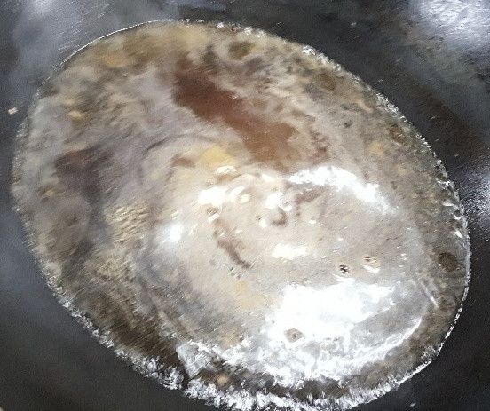 準備醬汁 – 醬油2大匙, 水 2大匙, 辣醬油2大匙, 糖少許, 胡椒粉少許, 米酒少許煮滾再冷卻 (調醬汁要注意醬油和水的比例是 1:1 . 但也會因再加其他調味料的因素再酌量加水, 這樣調出醬汁才有味)