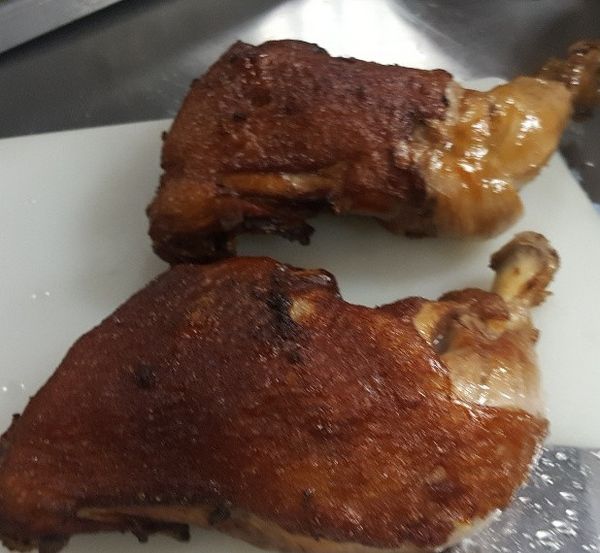 等雞腿溫度稍冷卻, 剁成一塊塊鋪盤, 淋上將蔥油及醬汁