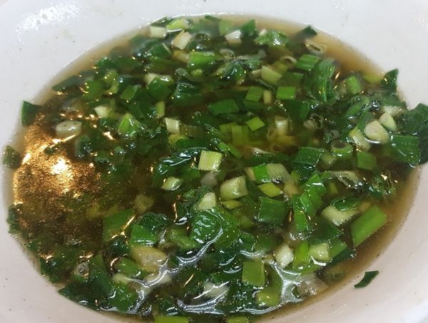 準備蔥油 – 蔥切珠花一碗加入鹽, 胡椒粉, 味精, 少許糖, 用熱油直接沖下去, 拌勻即是蔥油.