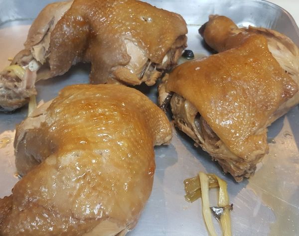 滷好雞腿拿起來稍冷卻