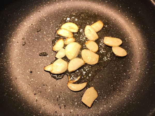 炒鍋下少許油，將蒜片煎香；