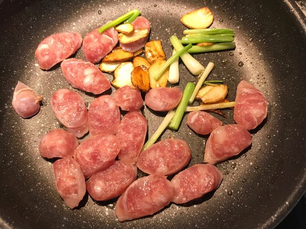 下蔥白與香腸片煎炒；
