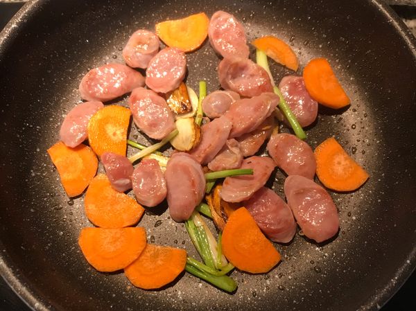 放入紅蘿蔔片拌炒；