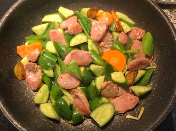 放少許水拌炒，並試吃小黃瓜並微調鹹度；