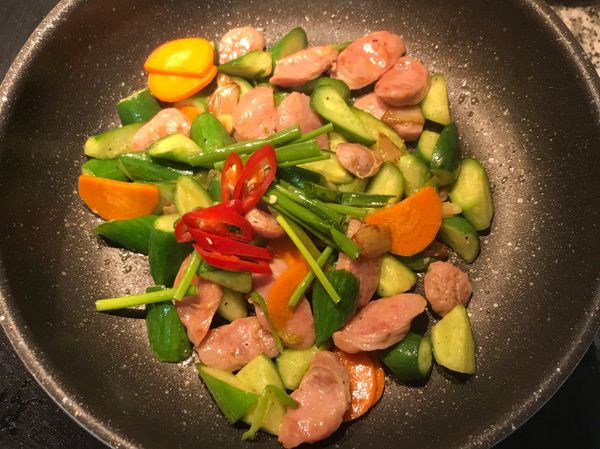 最後放入蔥綠與辣椒快炒即可起鍋。