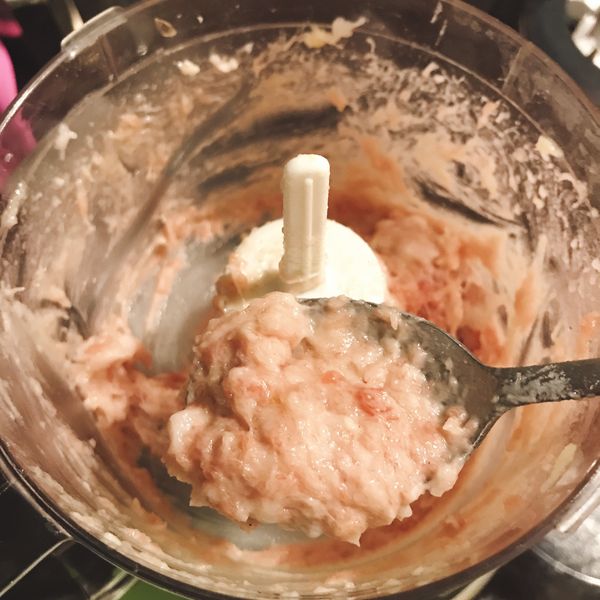 豬絞肉放入食物調理機，加入鹽巴，醬油，白胡椒粉，米酒，香油一起攪拌至泥狀。