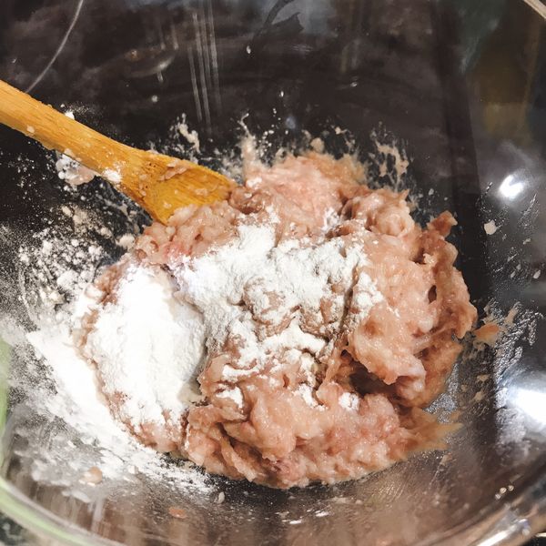 取出後，加入太白粉拌勻。