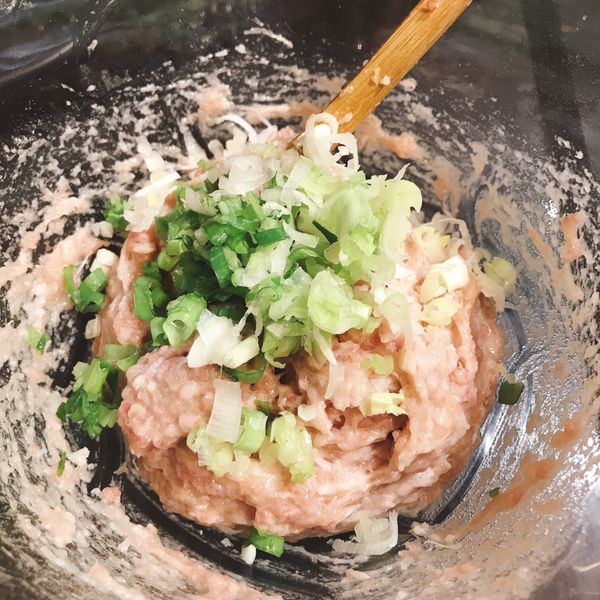 再加入蔥末拌勻。