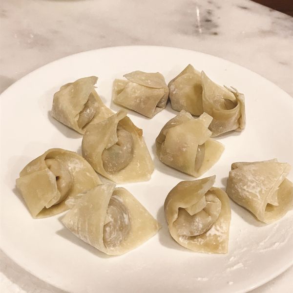 取雲吞皮包一顆一顆如元寶狀的雲吞。
