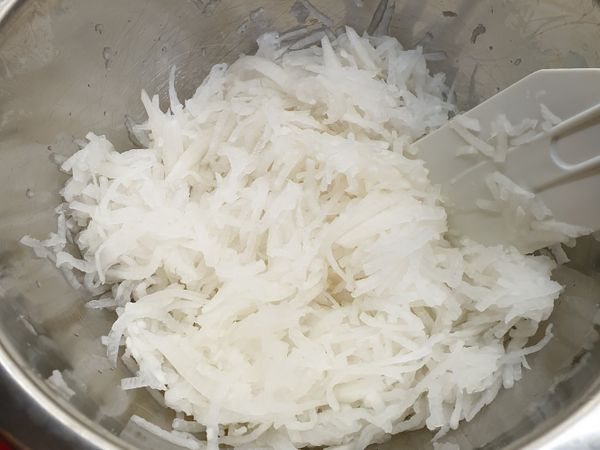 白蘿蔔刨成絲（也可以利用調理機來刨絲）；加入鹽巴放置約20分使之出水 。
出水後將水擠壓倒出，不用擠太乾~
（可以試試看蘿蔔絲是否會太鹹，太鹹可以加些開水沖掉）