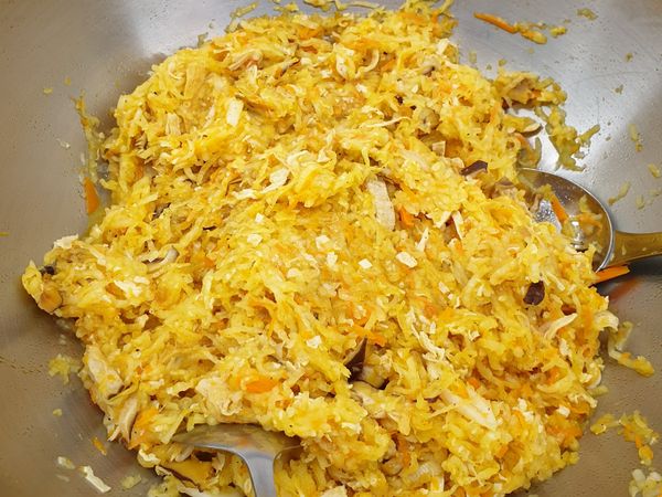 乾香菇泡水軟後切絲放入油鍋（用麻油），爆香~
再放入紅蘿蔔絲和豆皮絲，快炒，加入少許鹽和白胡椒。
將以炒過的料倒入白蘿蔔絲再加「麻油、白胡椒、黑胡椒」拌一拌。
拿一點蘿蔔絲試試餡料的鹹度，不夠鹹可以再加點鹽調自己要的鹹度。
**拌在餡料裡的麻油要多比較香，而且麻油比香油好哦！