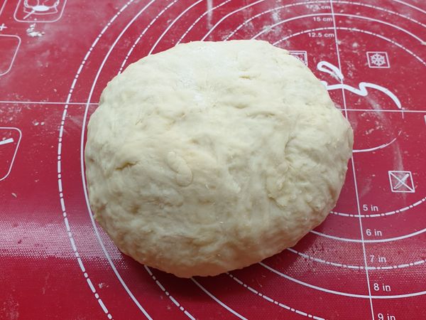 先製作麵糰。中筋麵粉過篩後放入大容器，灑上少許鹽和糖拌勻，在中間倒入熱開水拌勻，再慢慢倒入冷開水揉勻成麵糰。蓋上濕布醒20-30分。
（冷開水慢慢倒，適時感受麵糰的柔軟度，不一定會把全部水加完，可以適時沾手粉）