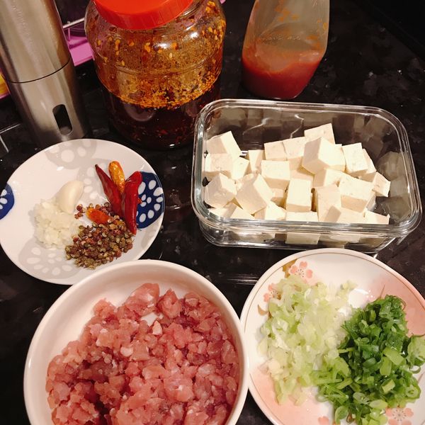 豆腐切丁，青蔥切末，分成蔥白與蔥綠部分，蒜頭切末。