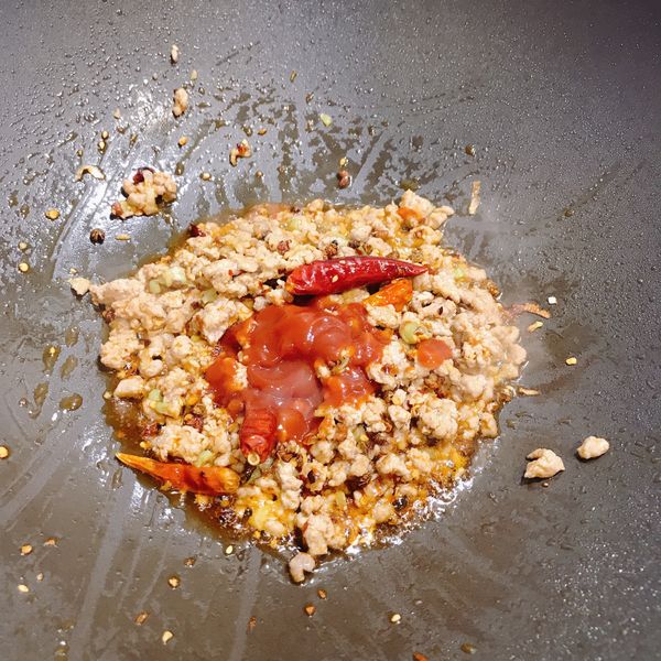 加入番茄醬翻炒。