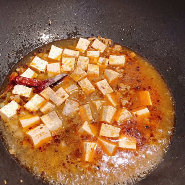 加入鹽與白胡椒粉調味。