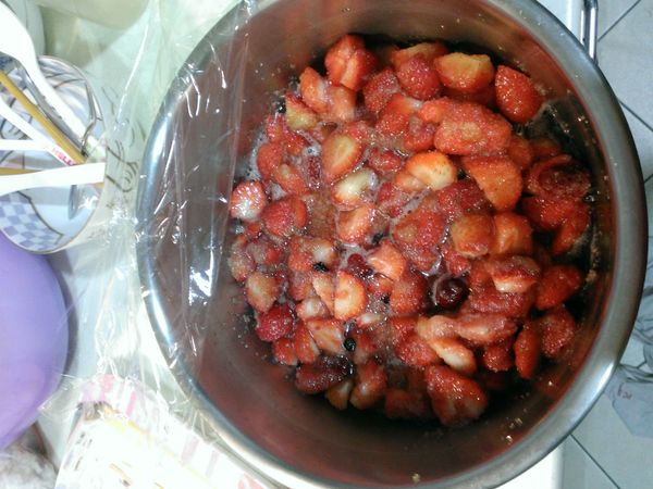 1.冷凍莓果秤重-500公克,新鮮草莓洗淨晾乾-500g添加40%糖(我用紅糖)糖重400g,分次拌勻,冷藏,放置一晚(40%是最基本的糖醃,不能再少了,糖低於40%自然防腐的效果降低)

2.將玻璃罐200ml的取4各,100ml取2各,煮沸消毒滾水3分鐘以上,取出晾乾