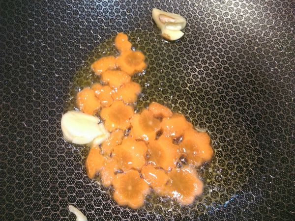 熱油 蒜頭爆香 下紅蘿蔔
拌炒
下豌豆
加一湯匙水滾
加鹽巴拌勻