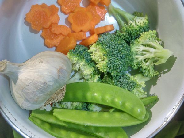 （燙）
水中加一匙鹽
滾後放花椰菜
加一點香油
稍微燙一下即可