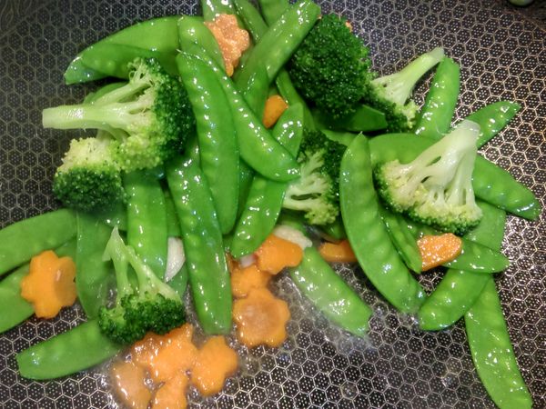 加入花椰菜炒熟